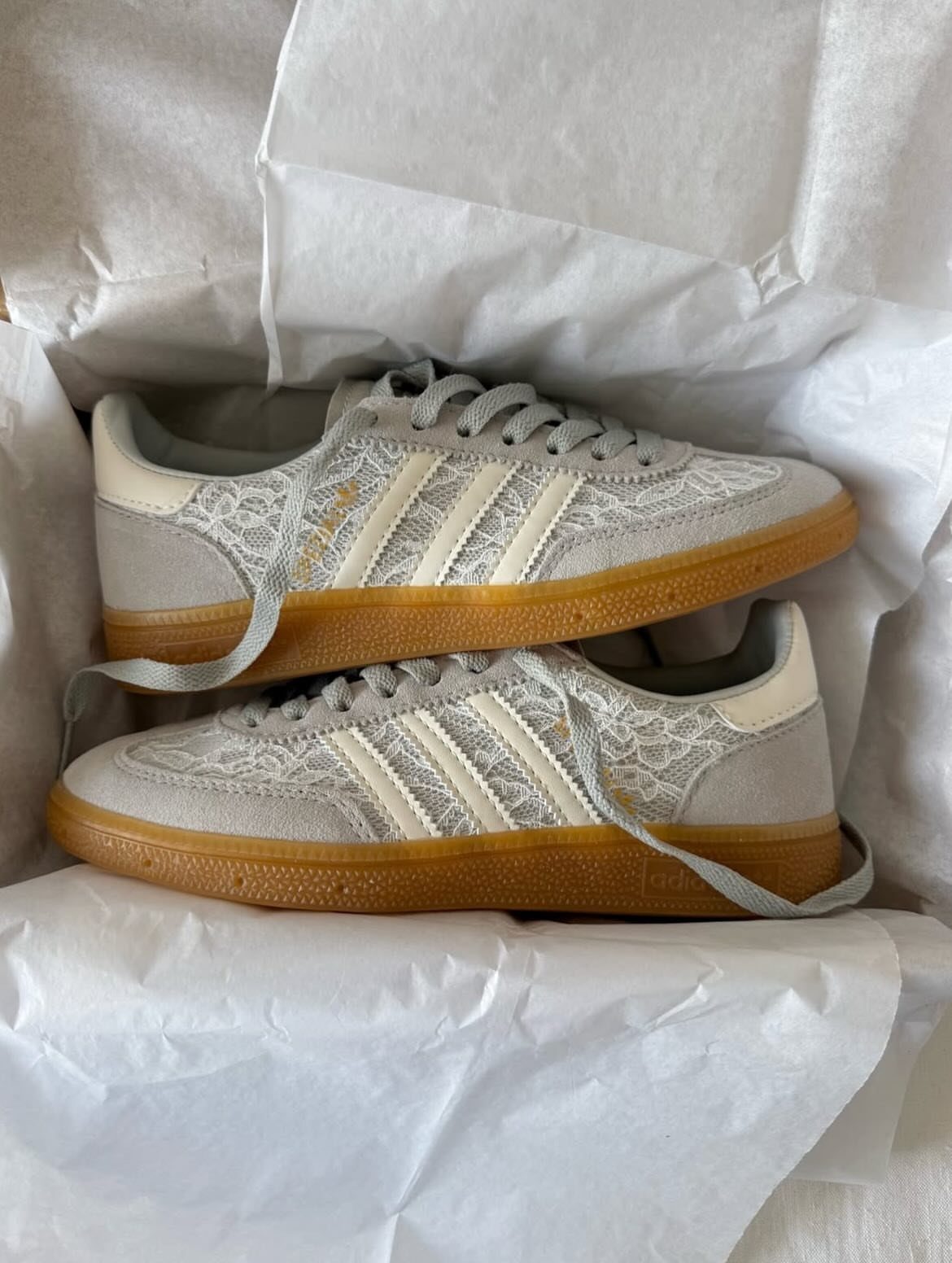 Adidas Taekwondo Ballerina Looks and Styles: 5 Ideas 5 Grey Adidas sneakers with lace details and gum soles in a shoebox