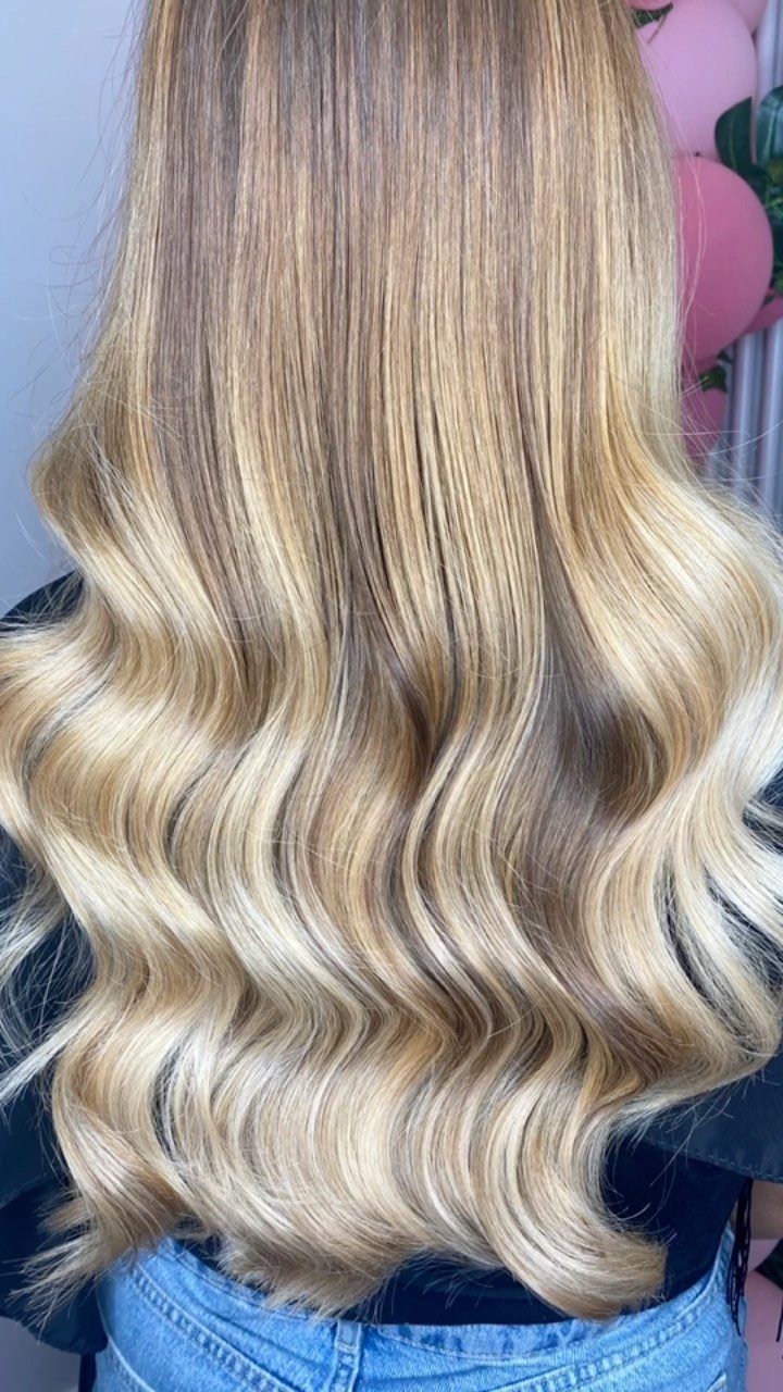 8 Honey Blond with Highlights Ideas for Every Look 7 Long wavy hair with honey blonde and beige highlights seen from behind