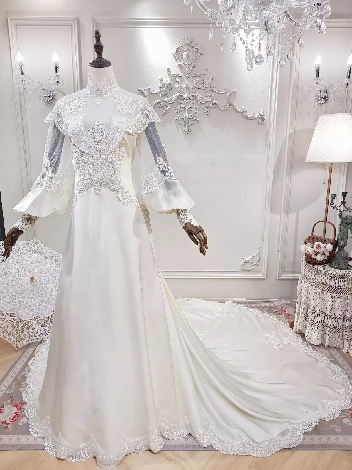 Victorian Era Sleeves: 6 Styles From Puffed to Bell 4 White Victorian gown on a mannequin with lace details and flared long sleeves.